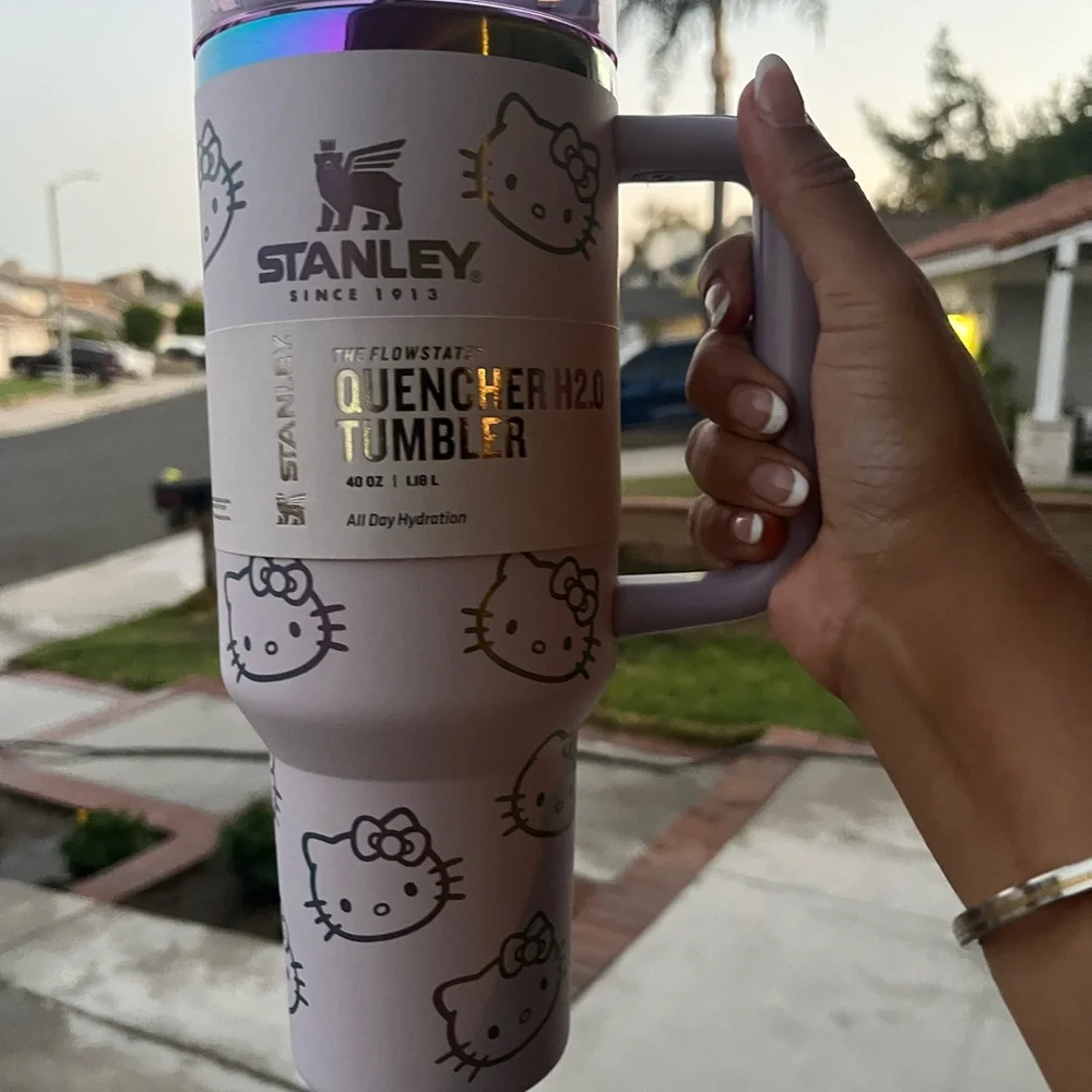 Stanley Lavender Hello Kitty Tumbler 40oz flowstate straw cap
Cup water bottle - Picture 2 of 3